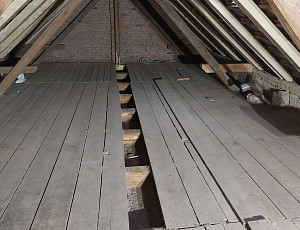 Izolace rodinného domu s trámovou konstrukcí stropu